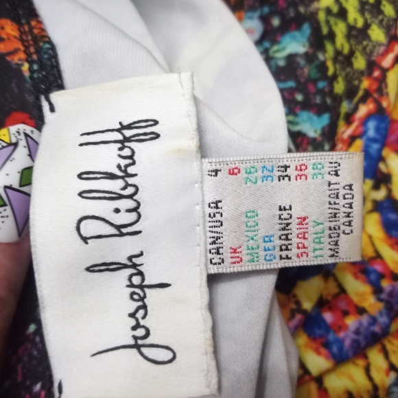 Colorful Sleeveless V-Neck Top - Picture 2 of 3